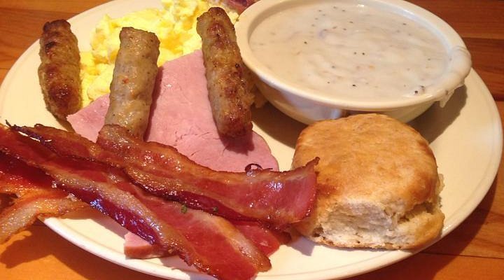 The Loose Moose Cottage breakfast buffet area at Great Wolf Lodge